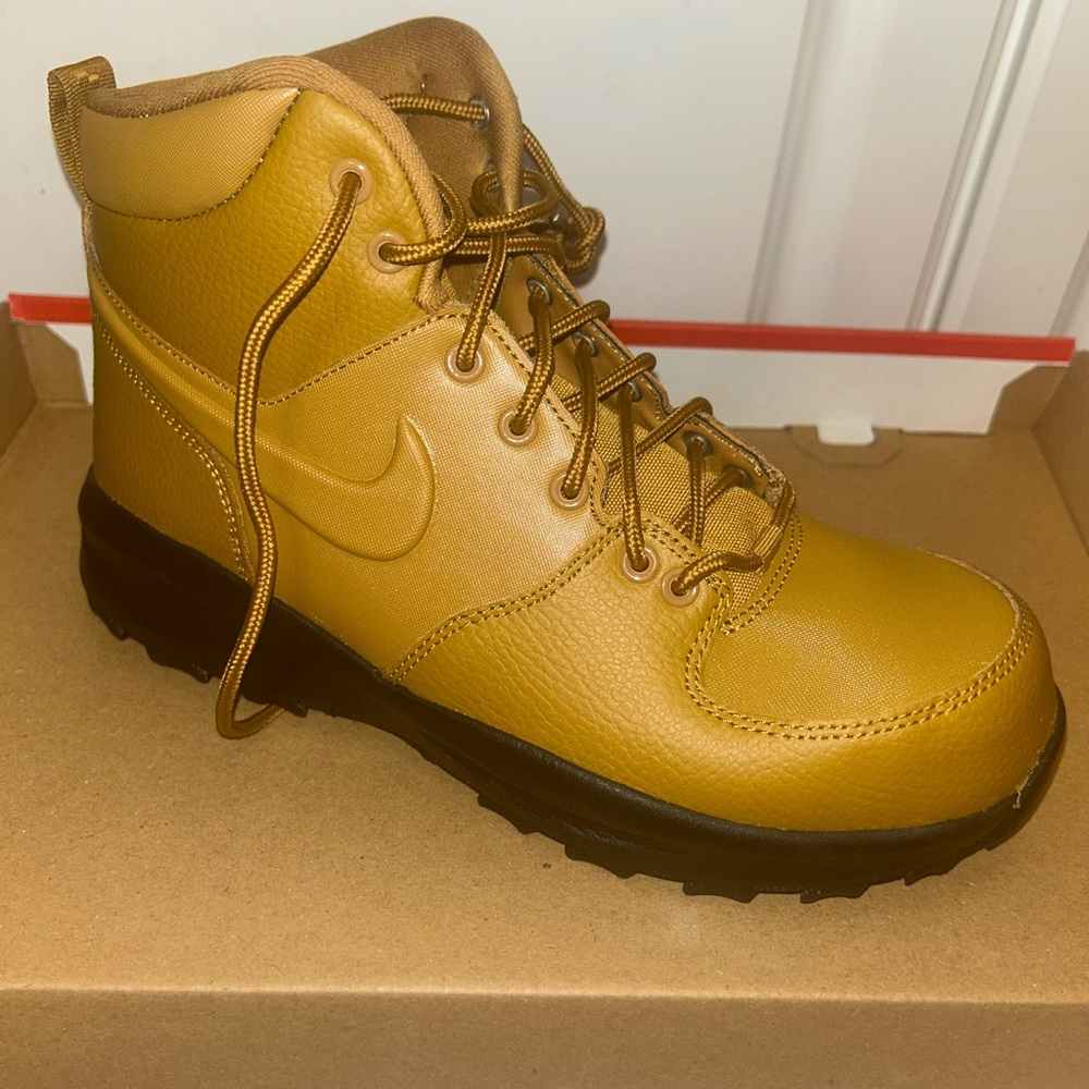 NEW NIKE MANOA LTR (GS)